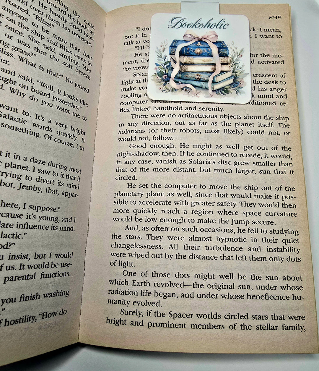 Bookoholic Magnetic Bookmark, Vintage Book Stack Design, Aesthetic Book Lover Gift, Glossy Finish - Designs by Mysh