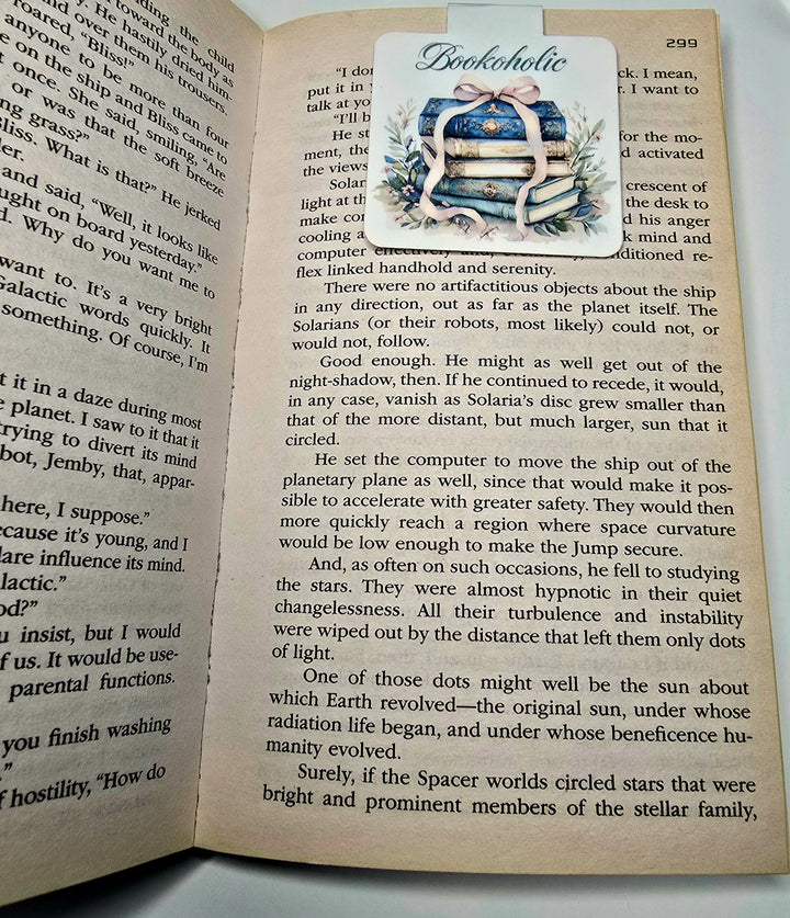 Bookoholic Magnetic Bookmark, Vintage Book Stack Design, Aesthetic Book Lover Gift, Glossy Finish - Designs by Mysh